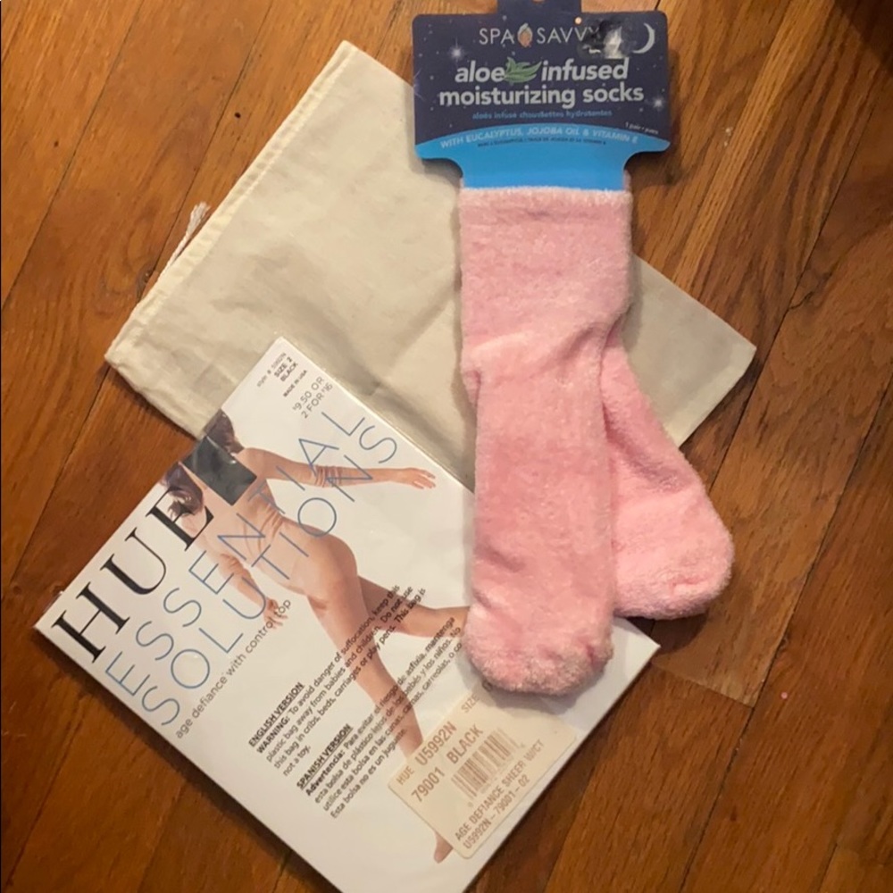 NWT Hue Size 2 Black and Spa Socks!